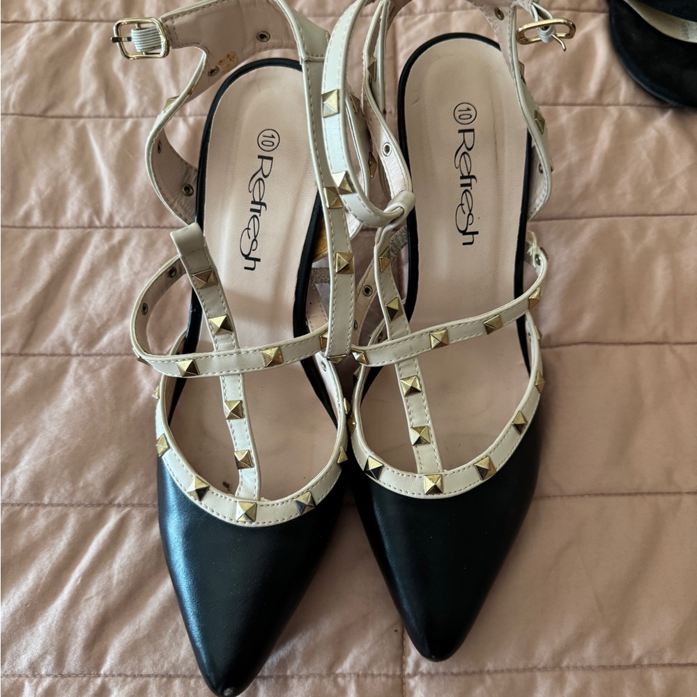 Refresh Women's Black and Cream Strappy Heels